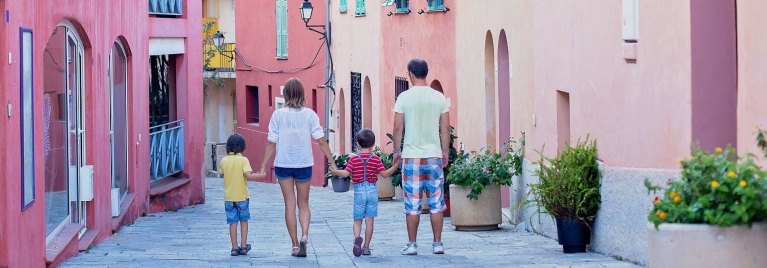 family_walking_in_villefranche-sur-mer_france