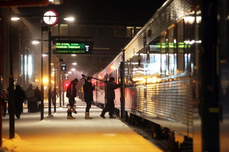 People boarding SJ train