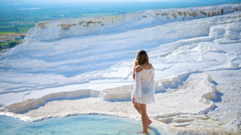 turkey-pamukkale-hot-springs-woman