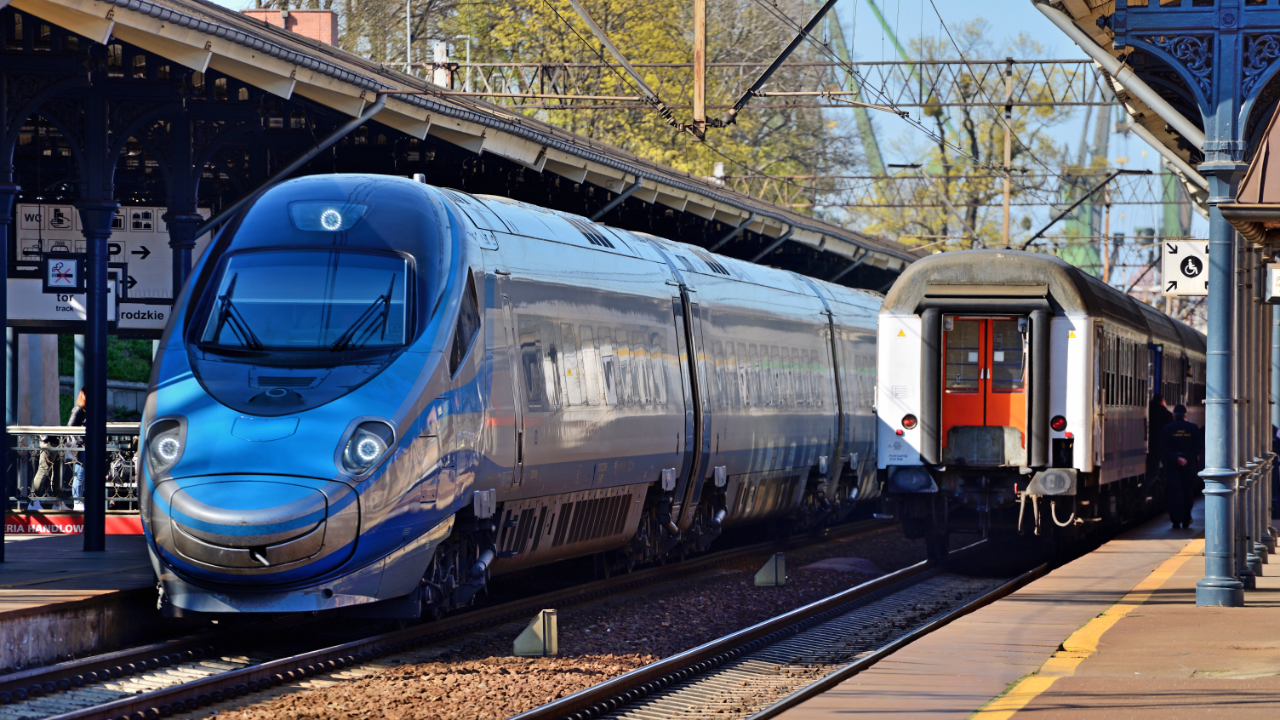 633810614 Passenger train.